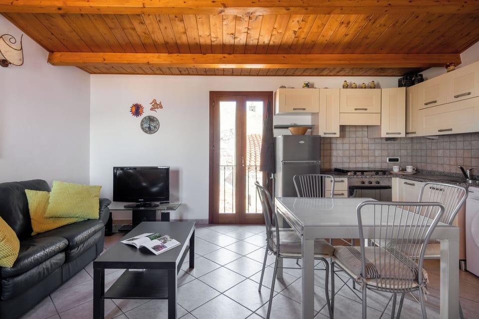 Apartment, 3 Bedrooms | Private kitchen | Fridge, oven, stovetop, cookware/dishes/utensils