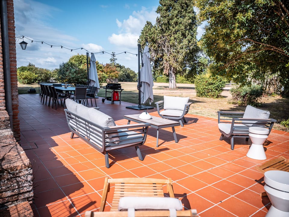 Outdoor facilities: Swimming pool with sun loungers and parasols; Private tennis court; Gas plancha grill; Garden furniture; 10-hectare park; Electric vehicle charging station; Petanque court; Large terrace.