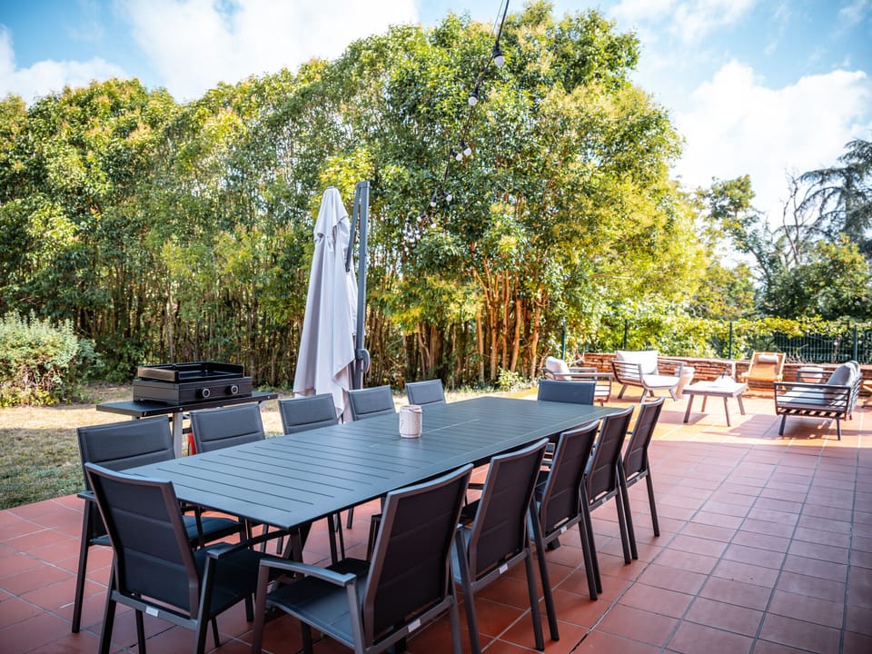 Outdoor facilities: Swimming pool with sun loungers and parasols; Private tennis court; Gas plancha grill; Garden furniture; 10-hectare park; Electric vehicle charging station; Petanque court; Large terrace.