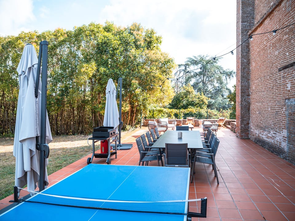 Outdoor facilities: Swimming pool with sun loungers and parasols; Private tennis court; Gas plancha grill; Garden furniture; 10-hectare park; Electric vehicle charging station; Petanque court; Large terrace.