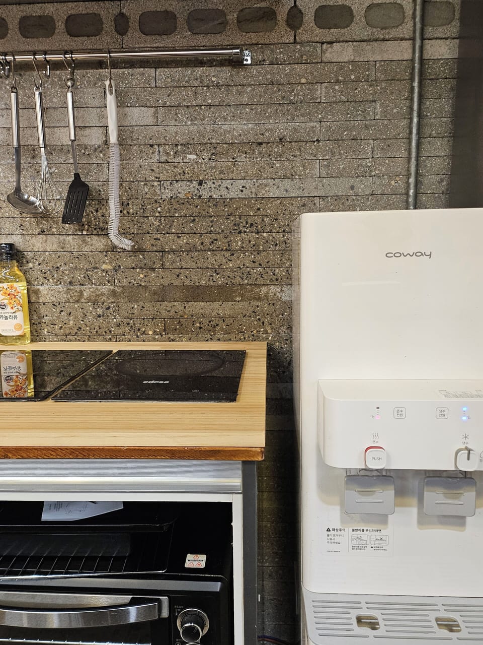 Full-size fridge, microwave, oven, coffee/tea maker