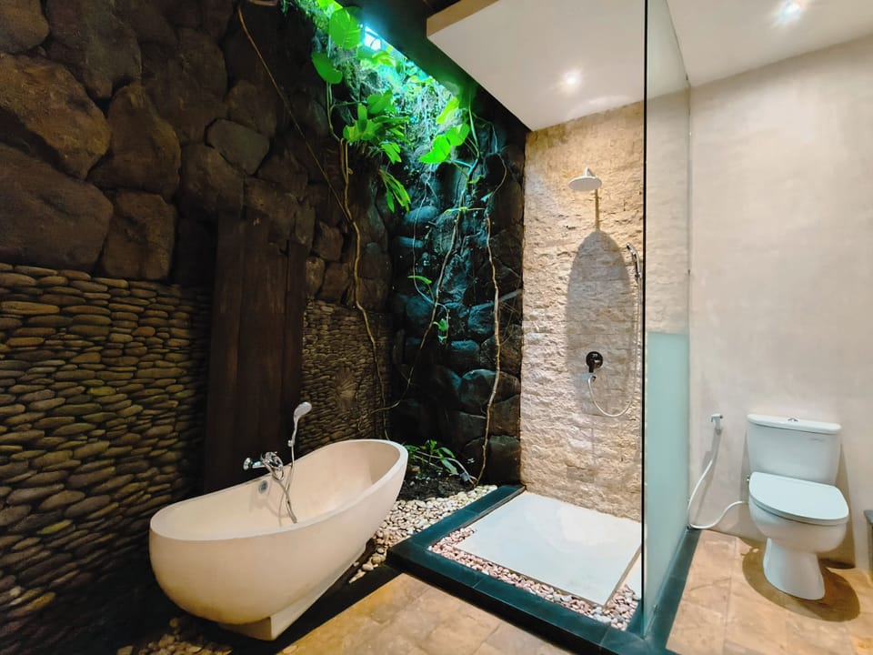 Comfort Suite, Pool View | Bathroom | Separate tub and shower, rainfall showerhead, free toiletries