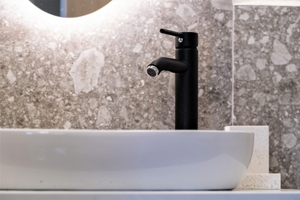 Design Apartment, 2 Bedrooms | Bathroom | Shower, hair dryer, towels, soap