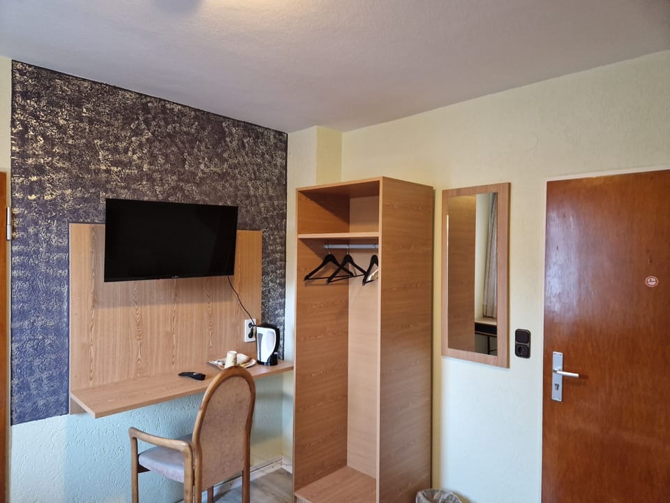 Standard Double or Twin Room | Desk, free WiFi