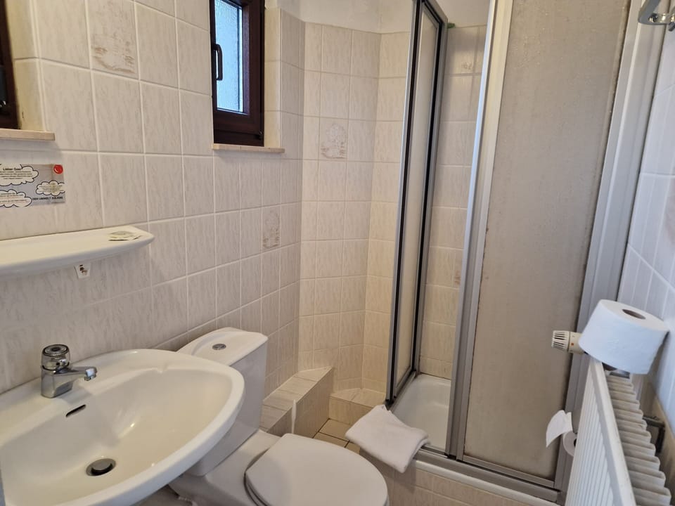 Standard Double or Twin Room | Bathroom | Shower