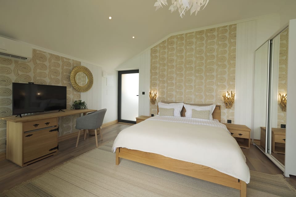 Executive Room | Premium bedding, minibar, in-room safe, desk