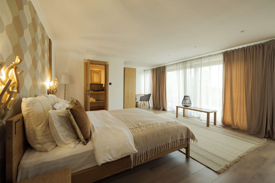 Executive Room | Premium bedding, minibar, in-room safe, desk