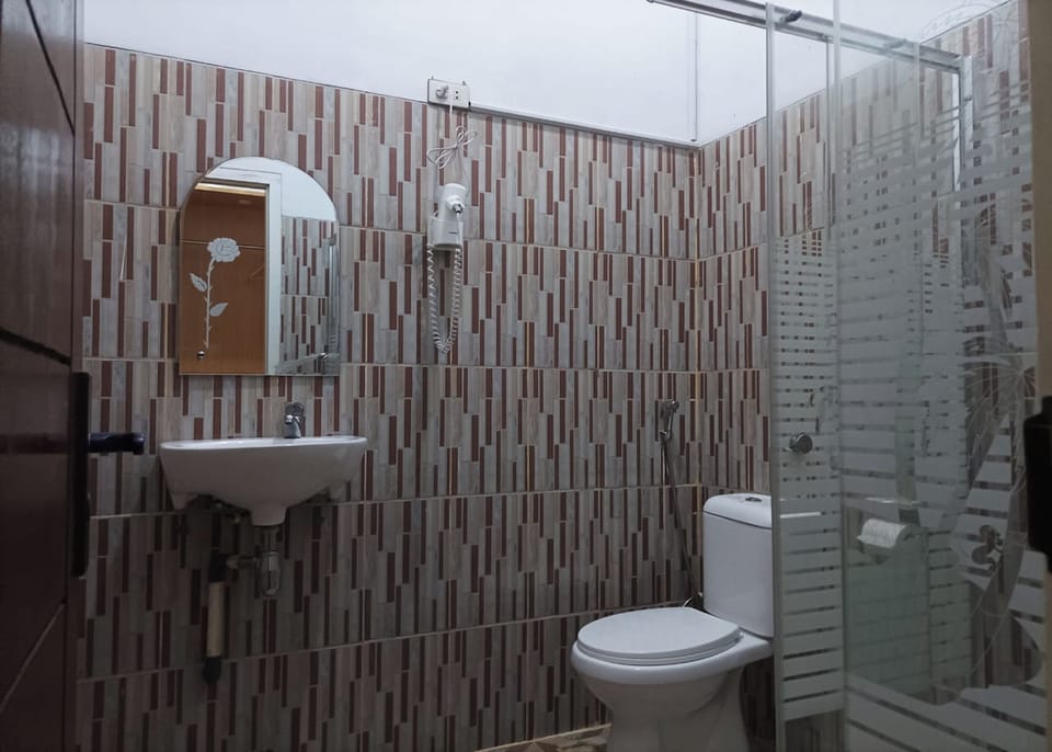 Shower, rainfall showerhead, free toiletries, hair dryer