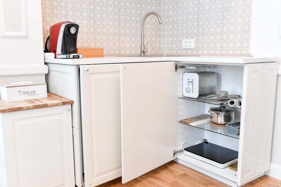 Superior Studio | Private kitchen | Stovetop, coffee/tea maker, toaster, cleaning supplies