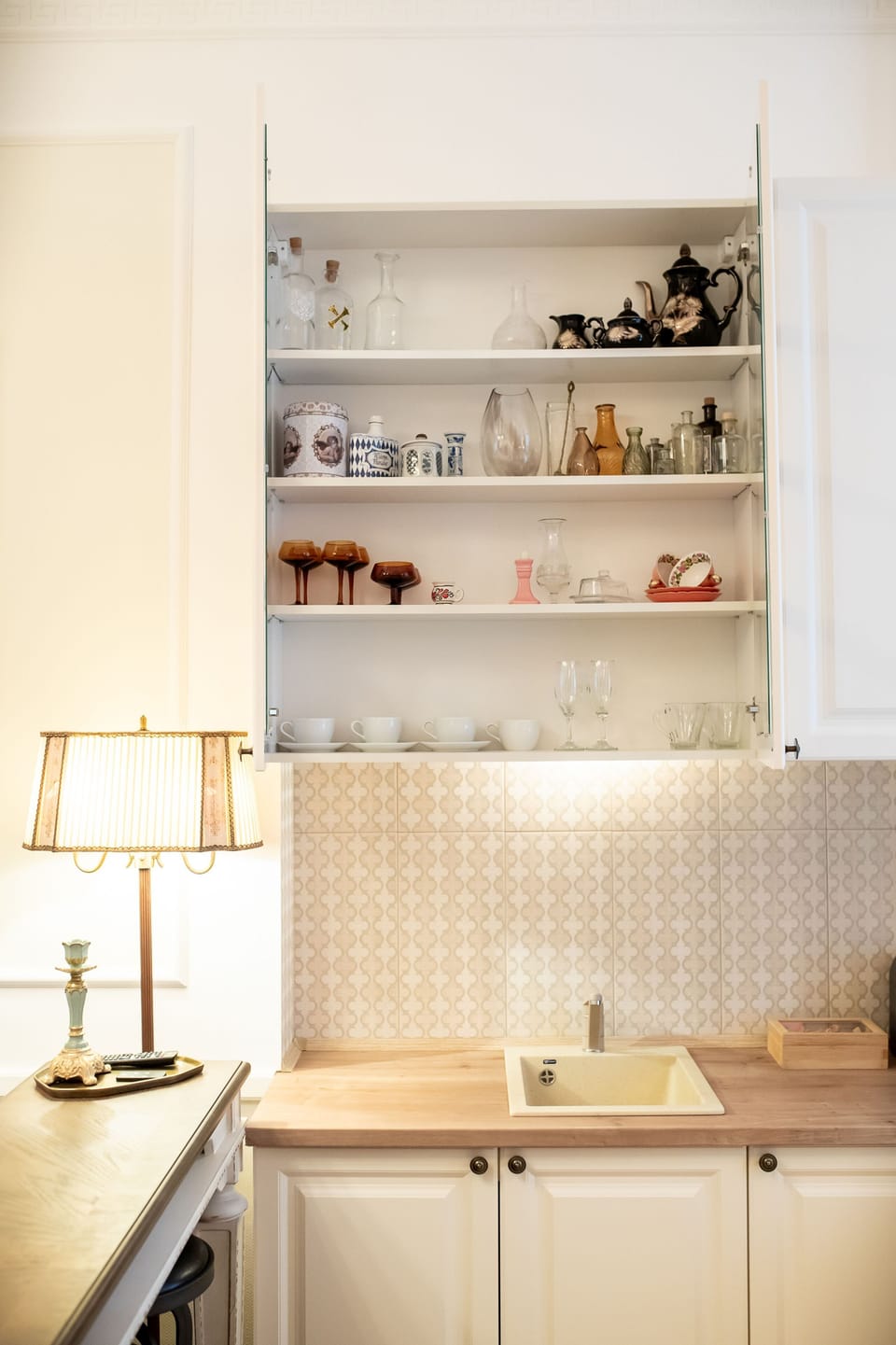 Superior Apartment | Private kitchen | Stovetop, coffee/tea maker, toaster, cleaning supplies