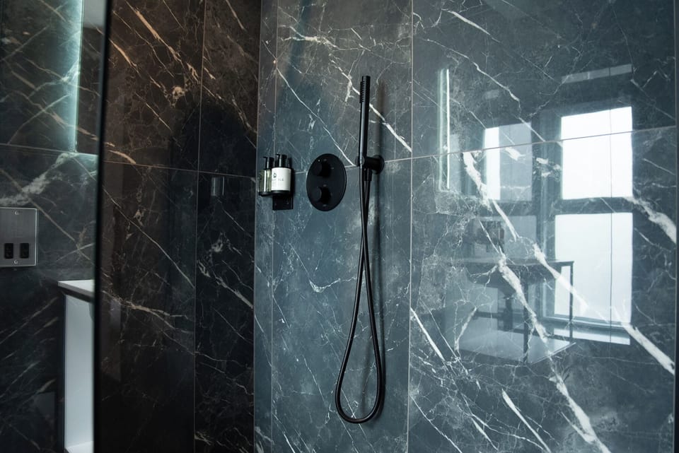 Twin Room | Bathroom | Hair dryer, towels, soap, shampoo