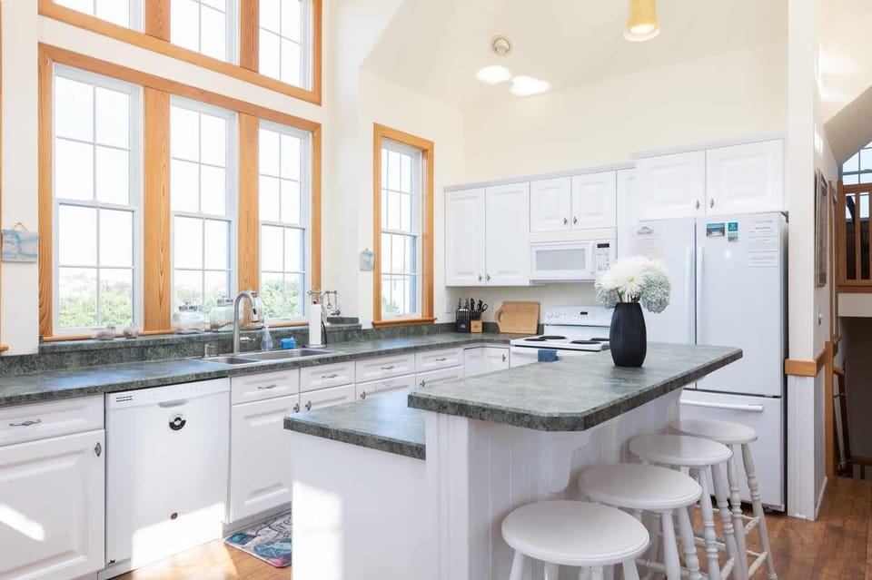 Top Level: Beautiful Fully Equipped Kitchen