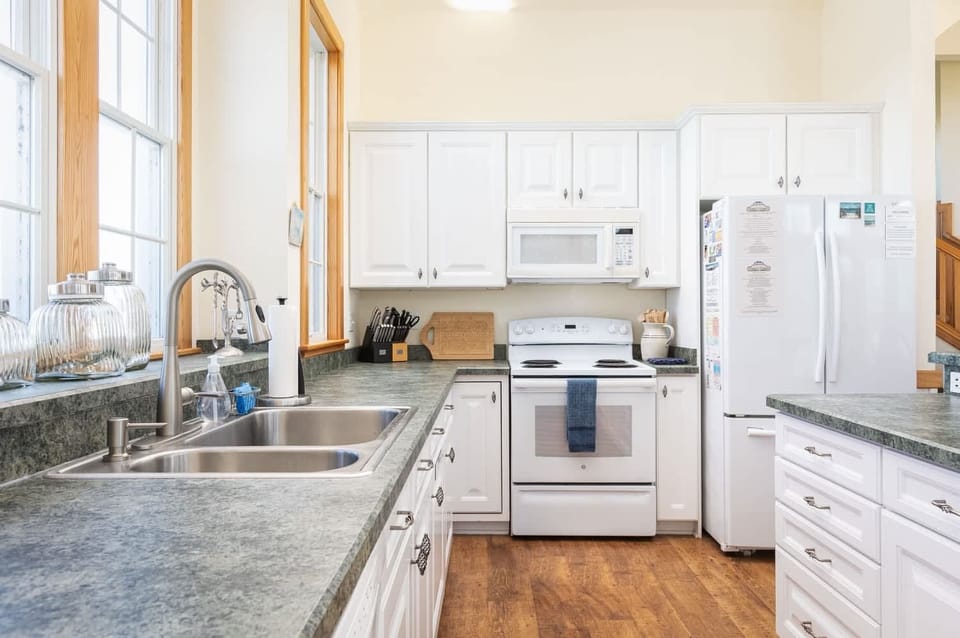 Top Level: Beautiful Fully Equipped Kitchen