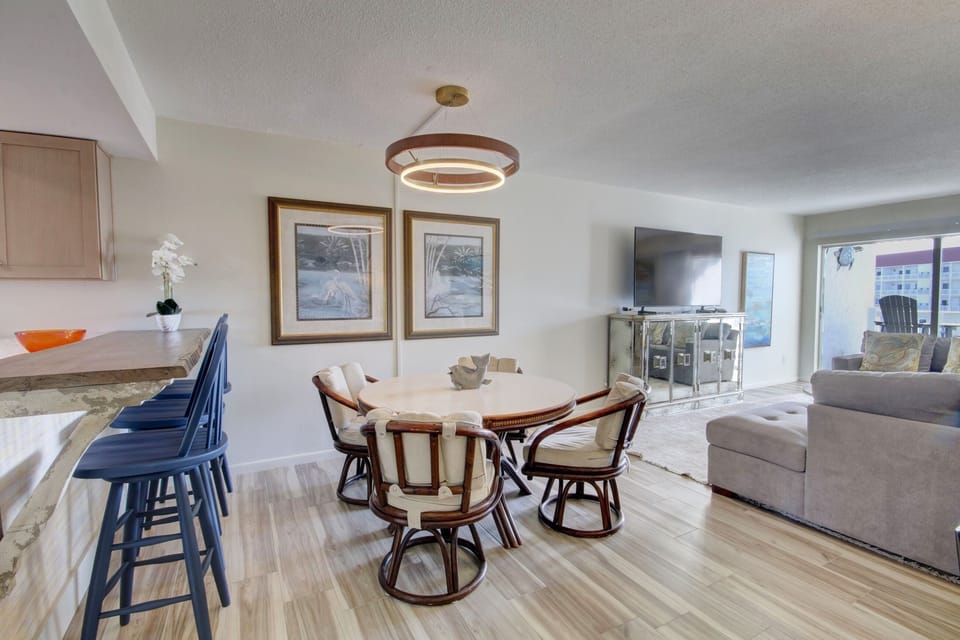Condo, 2 Bedrooms | Dining