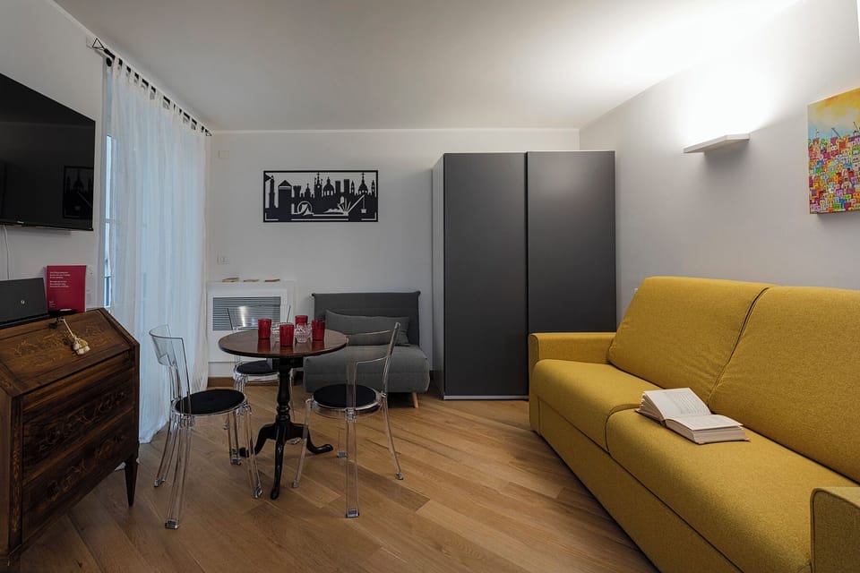 Apartment | Living area | 35-cm TV with digital channels
