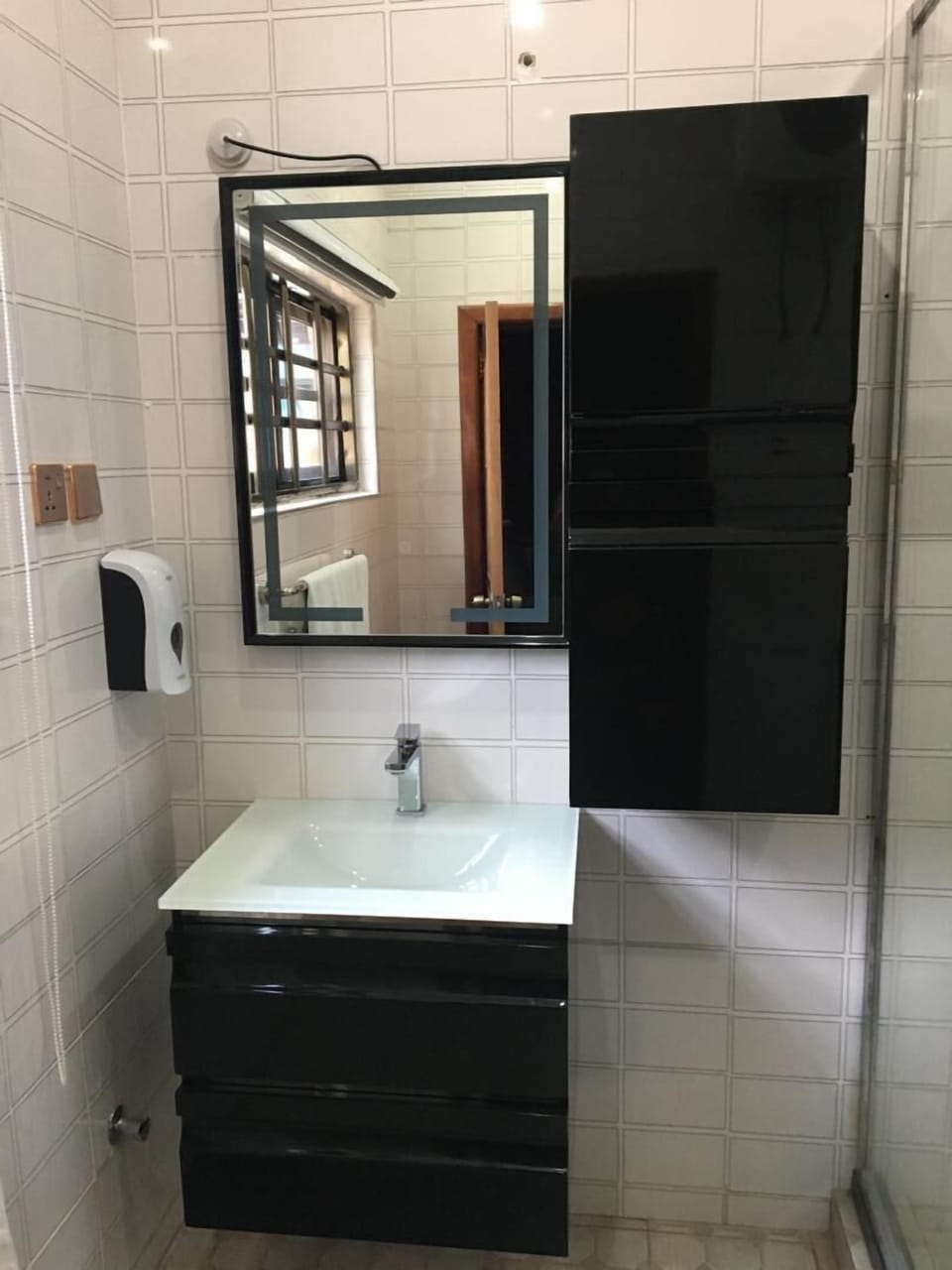 Basic Room | Bathroom sink