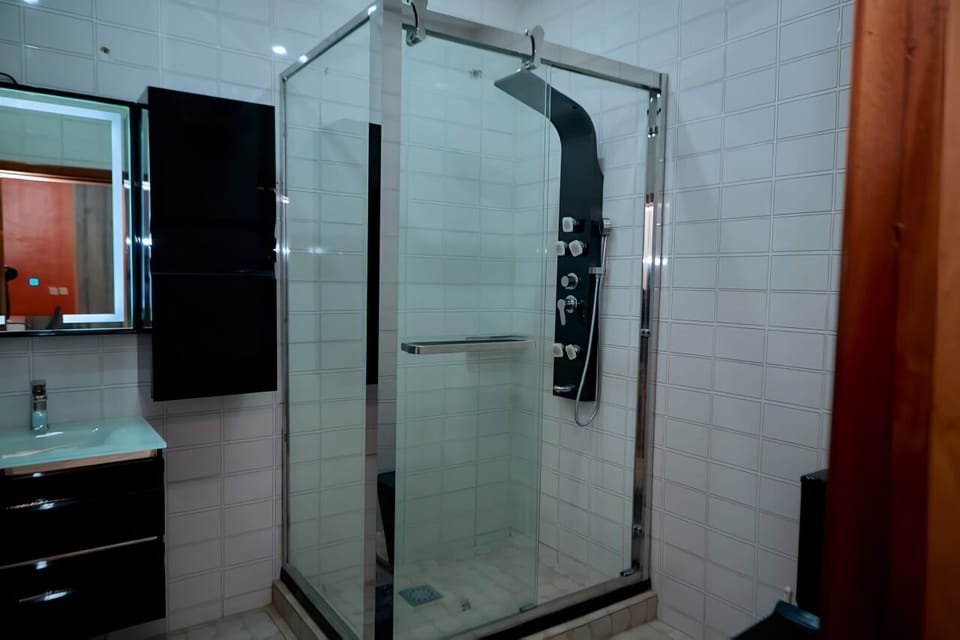 Exclusive Double Room Single Use | Bathroom | Shower, hydromassage showerhead, free toiletries, towels