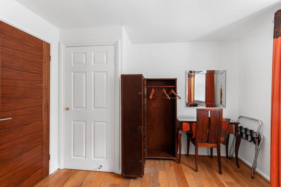 Twin bedroom with oak flooring and dressing table