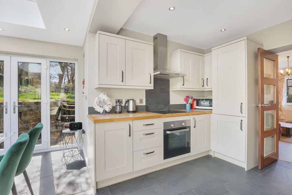 Cream shaker kitchen with garden door and slate floor tiles