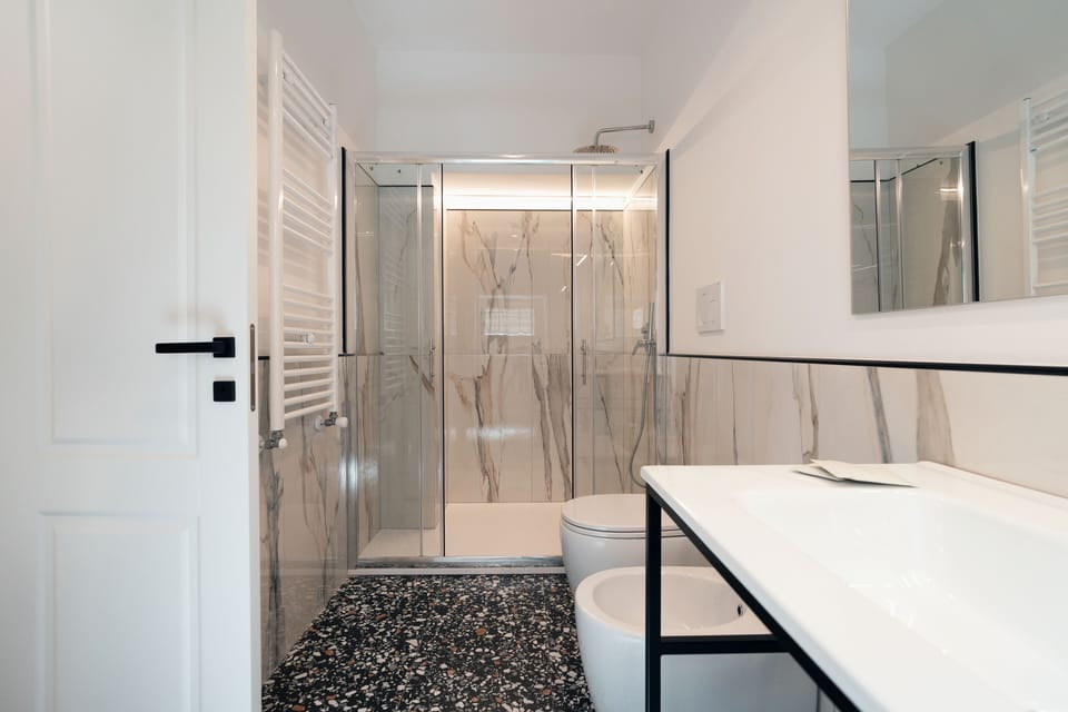 Comfort Room, Courtyard View | Bathroom | Free toiletries, hair dryer, bathrobes, slippers