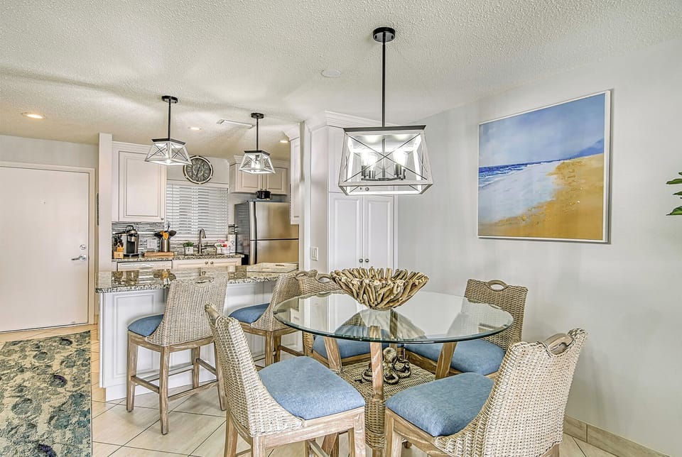 Dining Area - Seating for 4