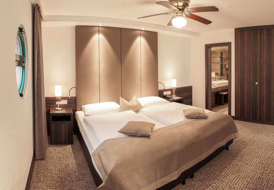 Junior Suite | Hypo-allergenic bedding, in-room safe, desk, laptop workspace