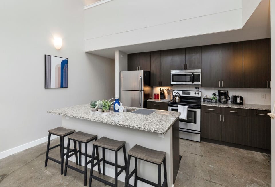Kitchen and breakfast bar