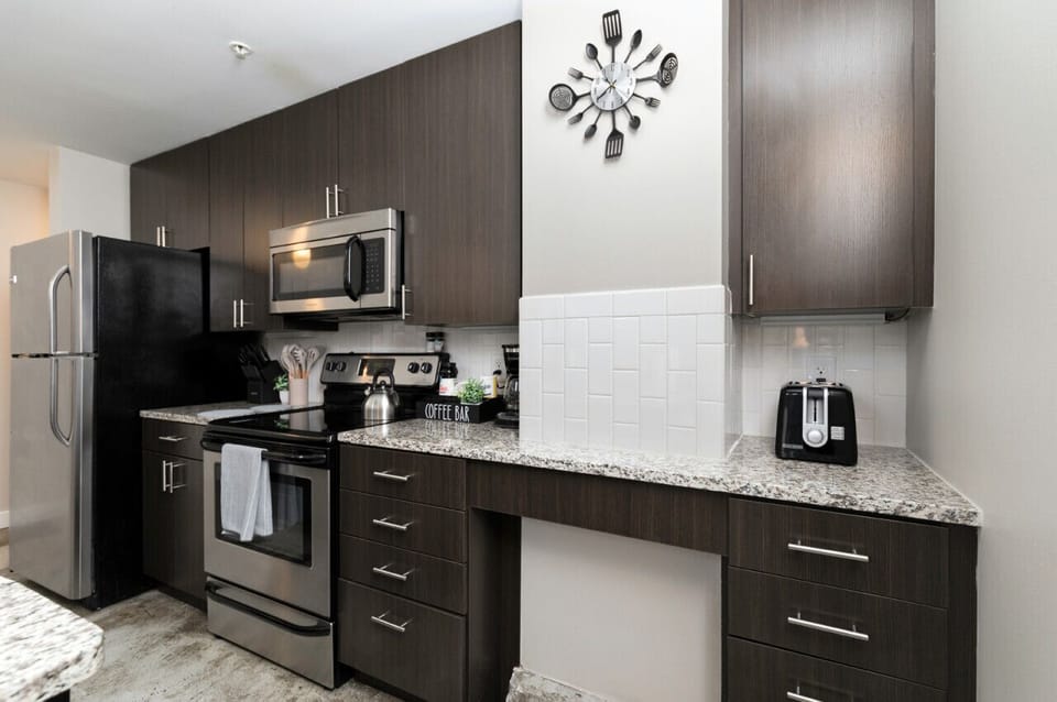 Kitchen w/ Sit-in Breakfast Bar