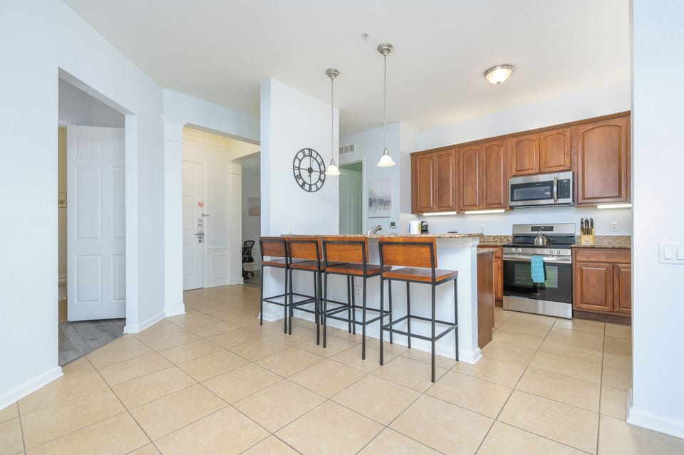 Kitchen with Breakfast Bar