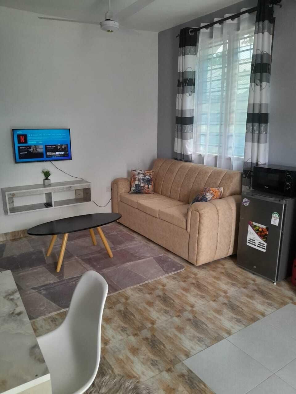 Comfort Apartment, 1 Queen Bed, Private Bathroom | Living area