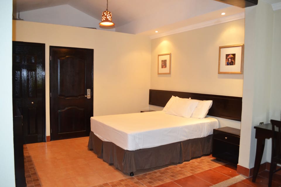 Premium Studio Suite, 1 King Bed | Premium bedding, down comforters, pillowtop beds, in-room safe