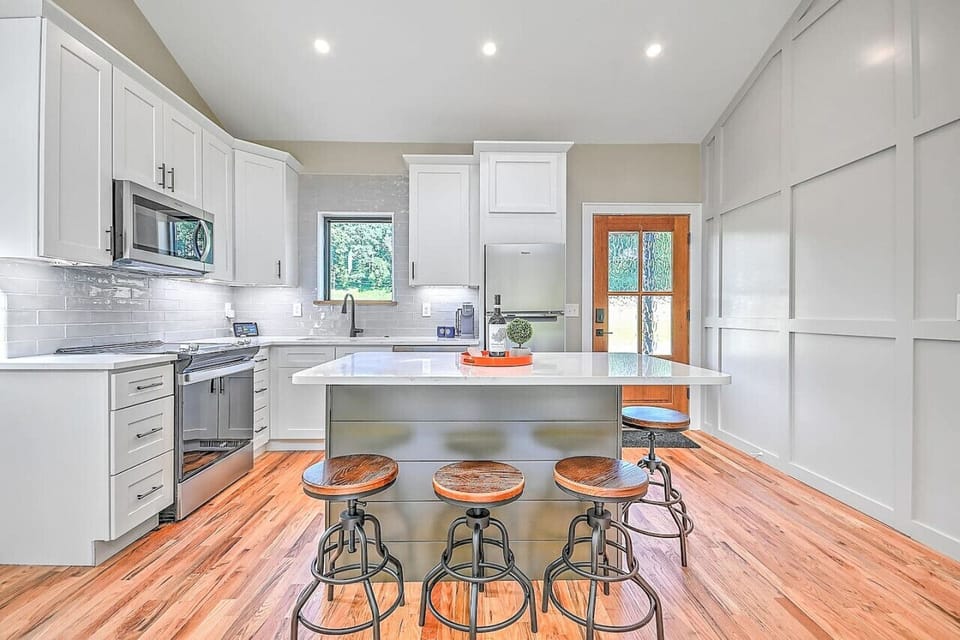 Cook, dine, and unwind in the modern kitchen.