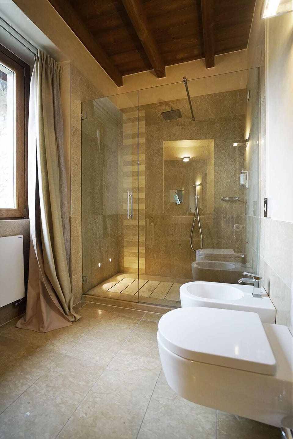 Deluxe Room | Bathroom | Free toiletries, hair dryer, bidet, soap