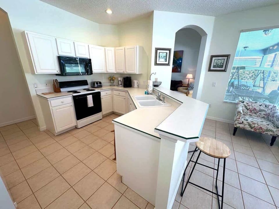 1541GUV - Kitchen (2).jpeg