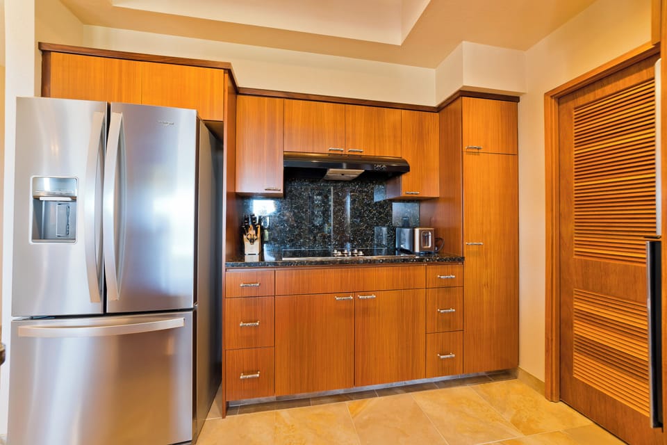 Condo | Private kitchen | Dining table