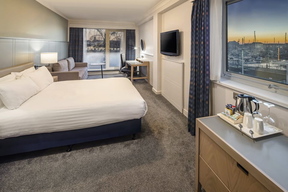 Premium Room, 1 Queen Bed with Sofa bed | Hypo-allergenic bedding, in-room safe, desk, laptop workspace