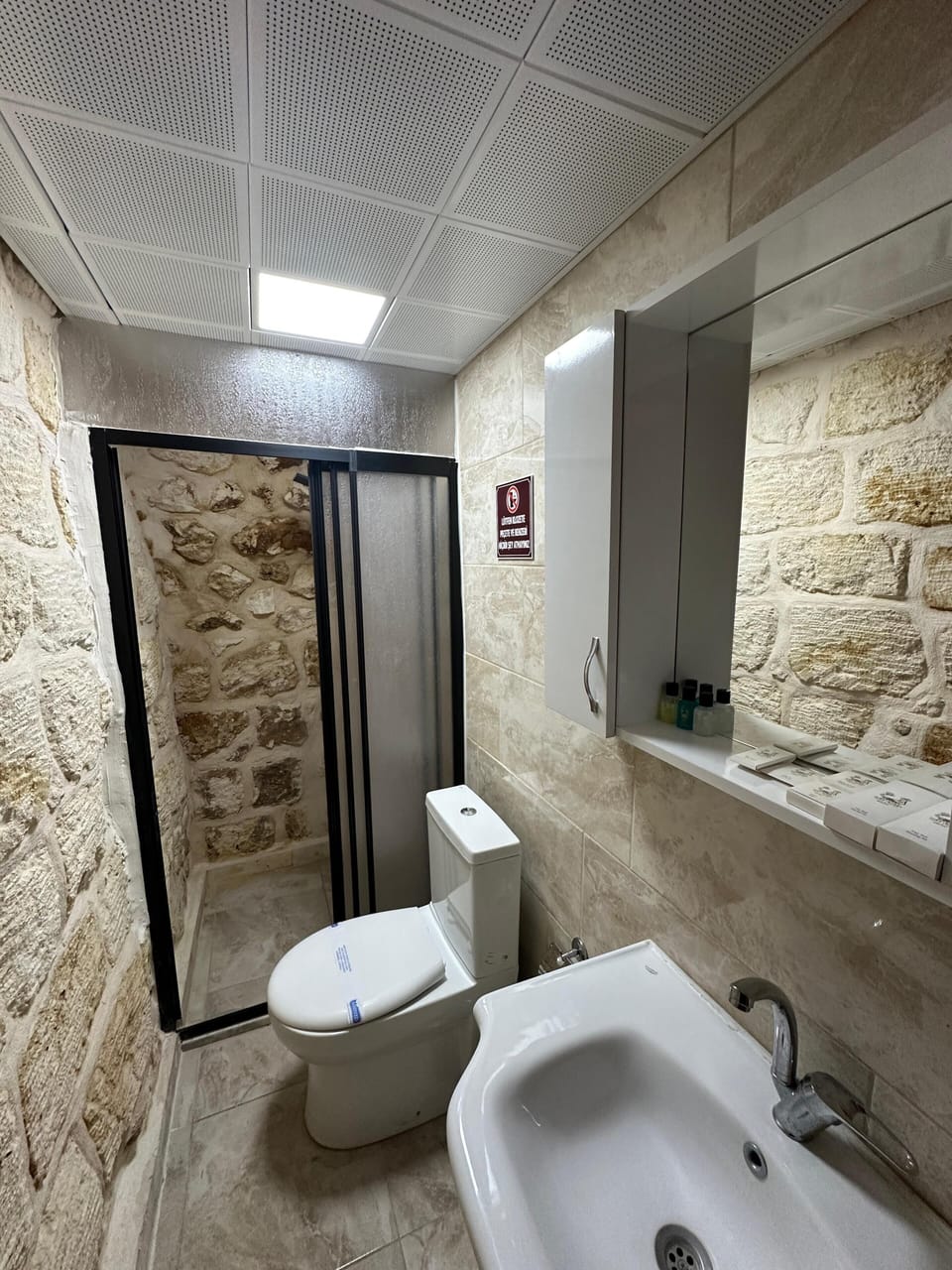 SAHMERAN 6 | Bathroom | Shower, free toiletries, hair dryer, slippers