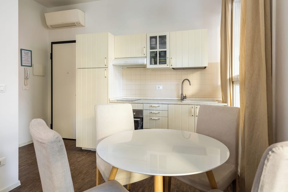 Apartment | Private kitchen | Electric kettle, dining table