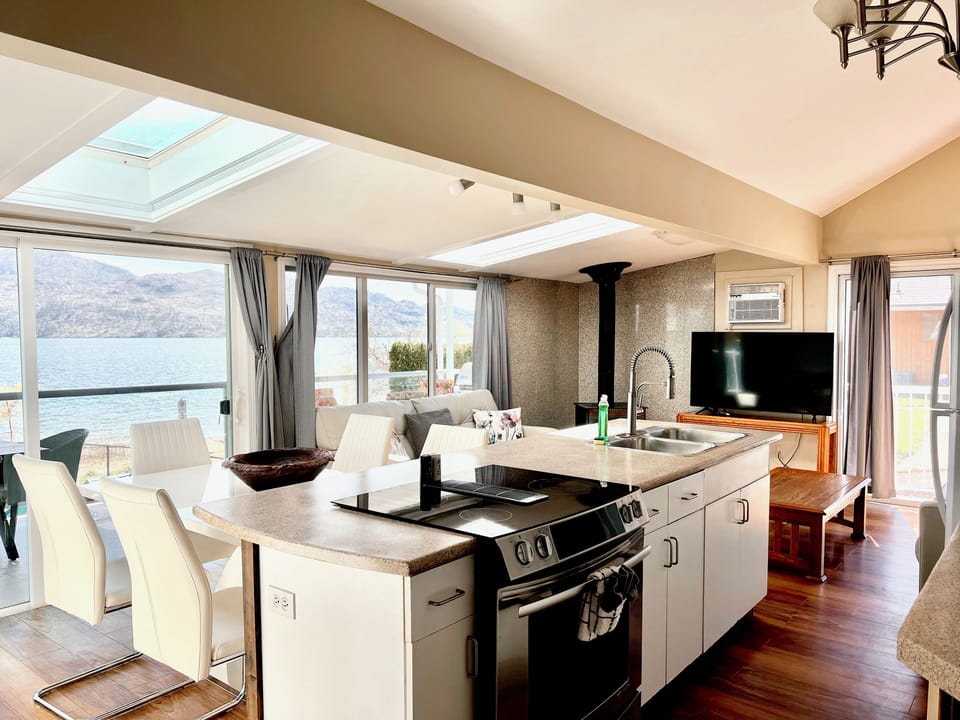 Classic Cabin 6 - 2 Queen Bedrooms + Queen Sofa Bed, 2 Bathrooms, Kitchen & Beachfront Views | Living area | 43-inch Smart TV with digital channels, Netflix, streaming services