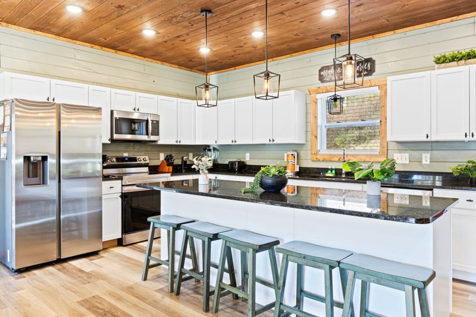 Family Cabin | Private kitchen | Fridge, microwave, oven, stovetop