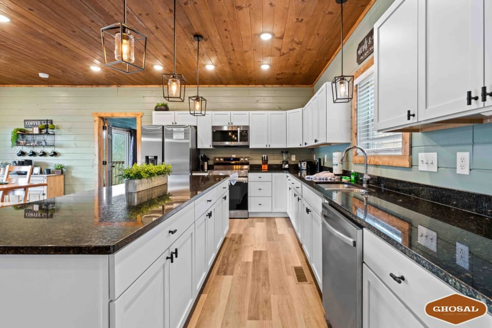 Family Cabin | Private kitchen | Fridge, microwave, oven, stovetop