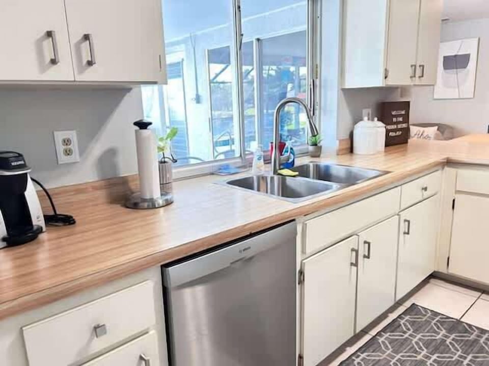 all kitchen suplies that you will need. Coffee maker, blender, pots and pans. A weber grill outside etc.