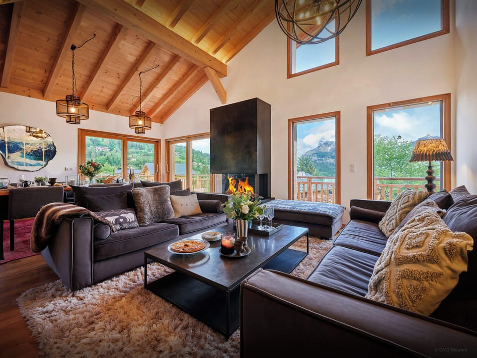 Lounge/Dining