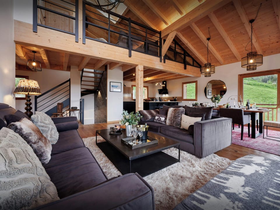Lounge/Dining