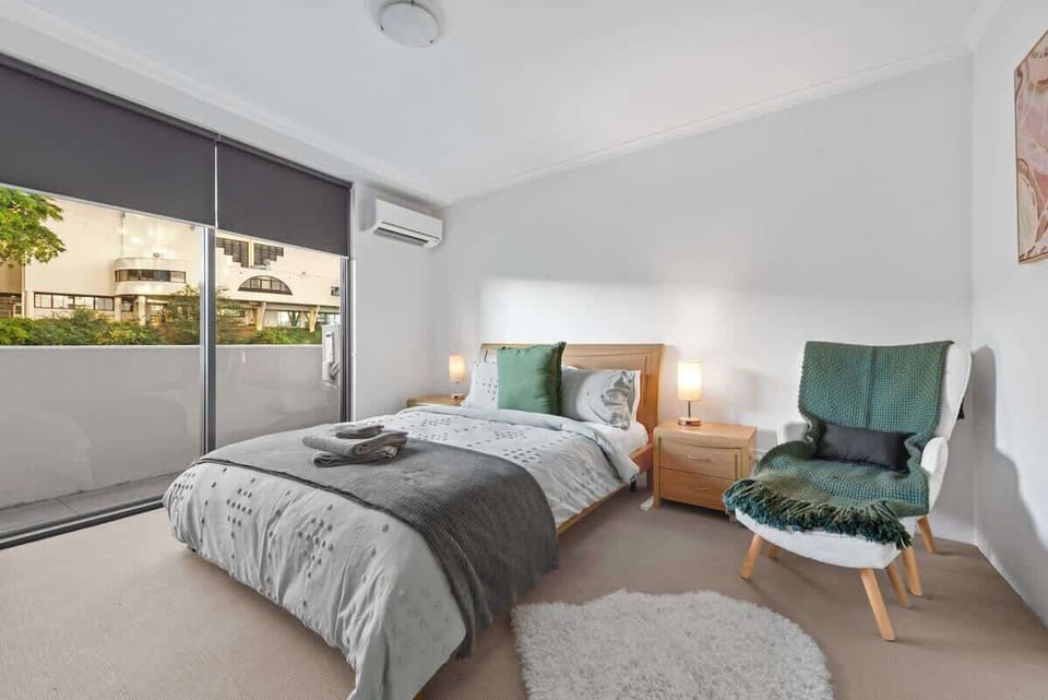 Queen Bed, Air-Con, Walk thru Wardrobe to Ensuite Bathroom...