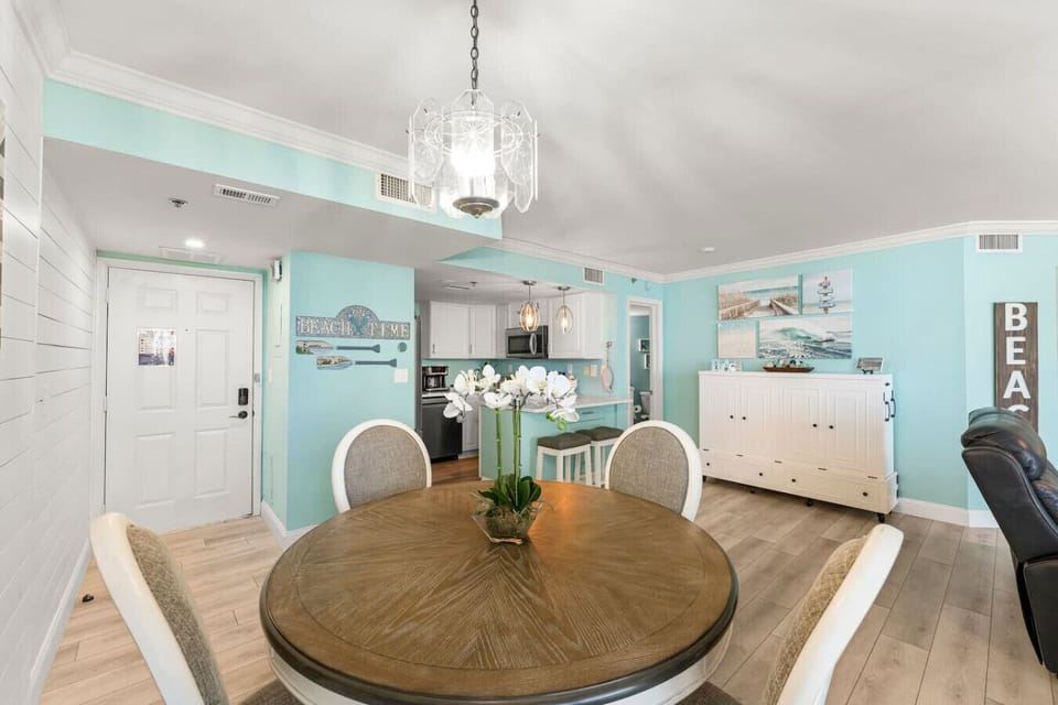 Cozy Dining Area with Ocean Views and Murphy Bed