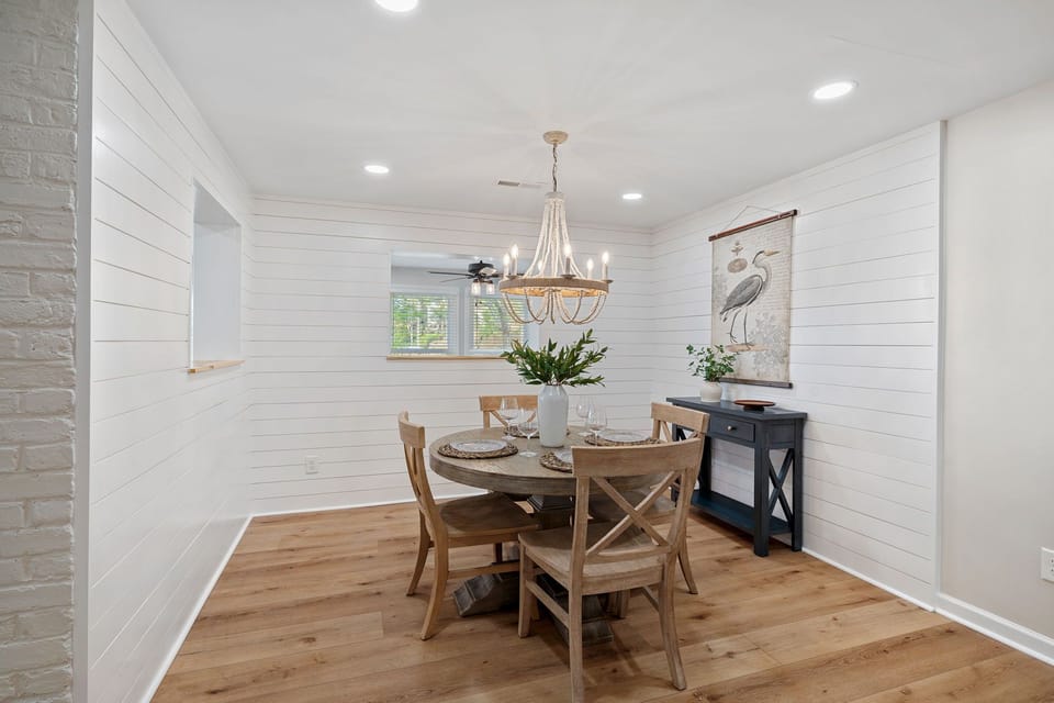 Cottage 1: Breakfast nook seating 4.