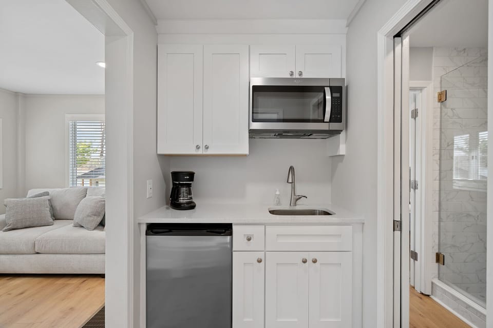 Second cottage kitchenette.
