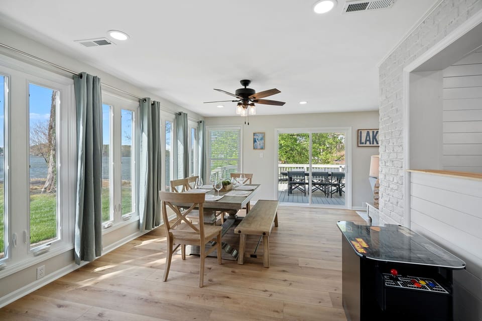 Cottage 1:Dining table for six with arcade game.
