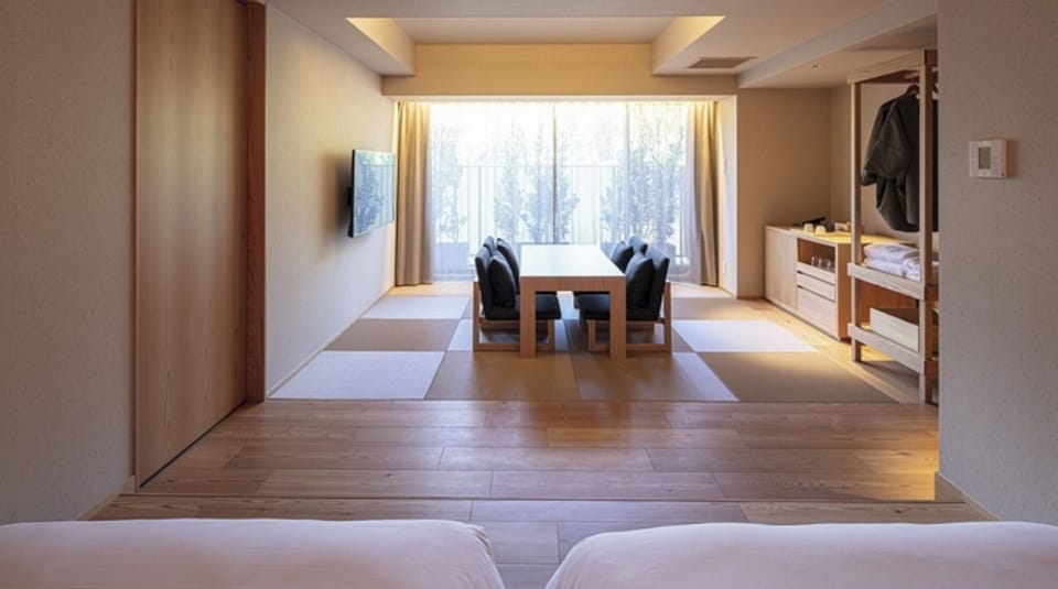 [Forest Twin] 44m² / bed width 1,200mm + futon. You can see the mountains and greenery from the terrace.